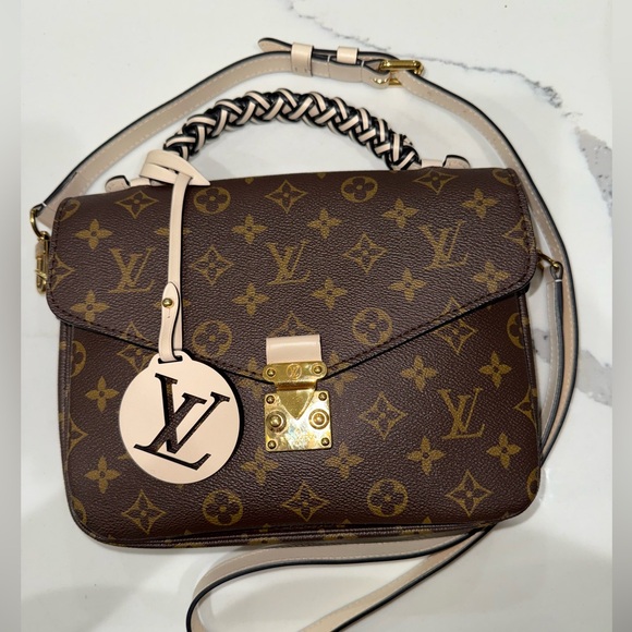 LOUIS VUITTON Monogram Pochette Metis in Creme Beige. - Picture 1 of 7